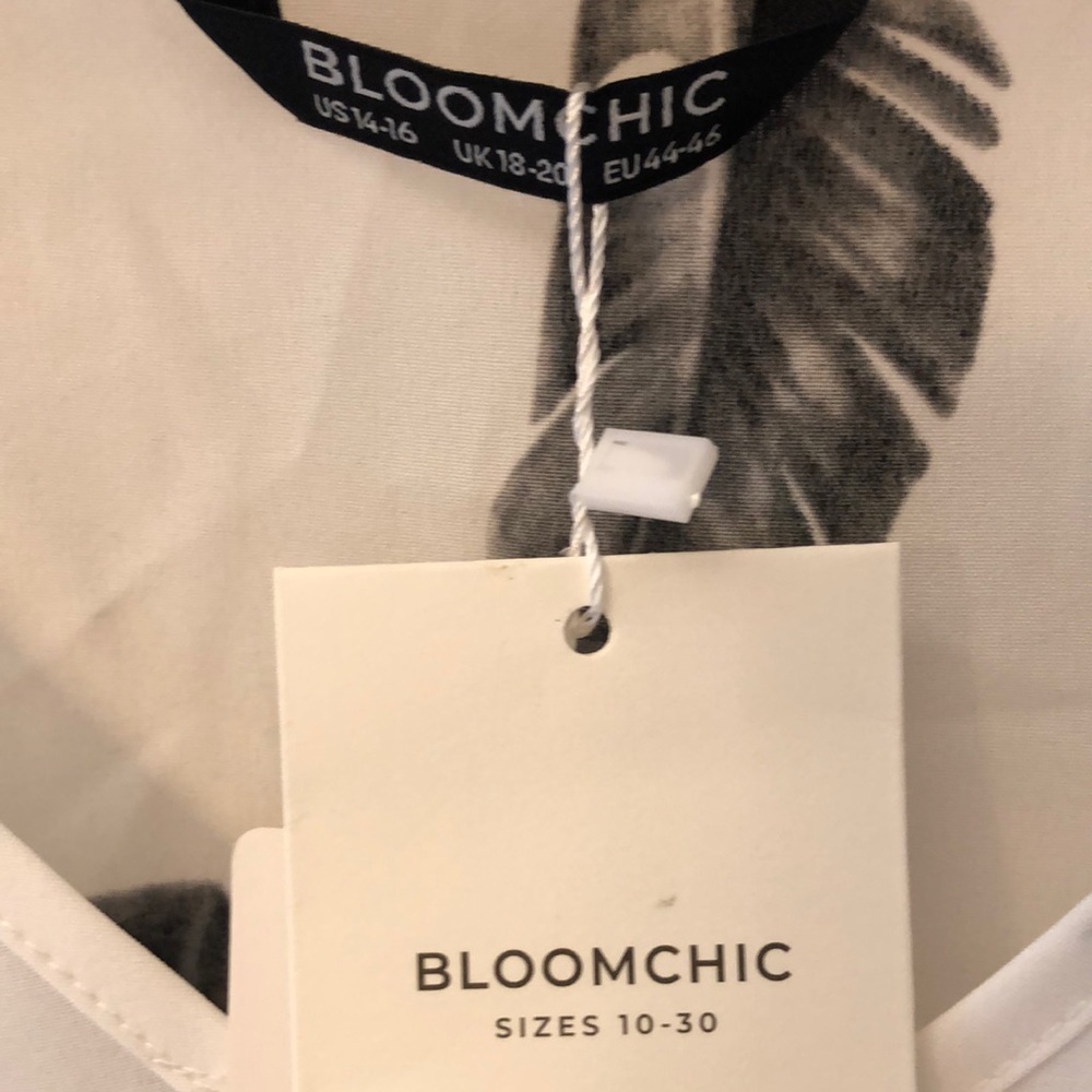 BloomChic Women's Feather Print Blouse  Roll Tab Sleeve NWT 14-16 - Picture 3 of 9